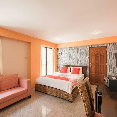 Oyo 110 Old Town Hotel Банкок Екстериор снимка