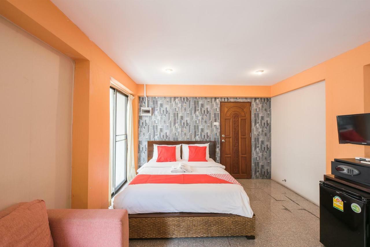 Oyo 110 Old Town Hotel Банкок Екстериор снимка