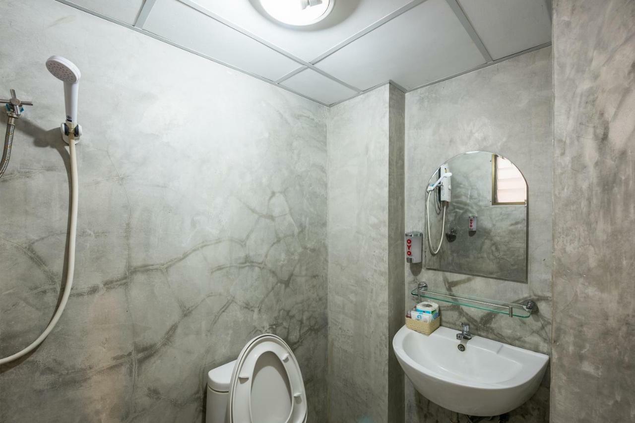 Oyo 110 Old Town Hotel Банкок Екстериор снимка