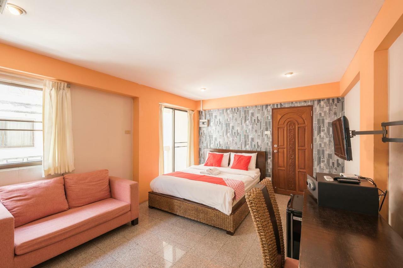 Oyo 110 Old Town Hotel Банкок Екстериор снимка