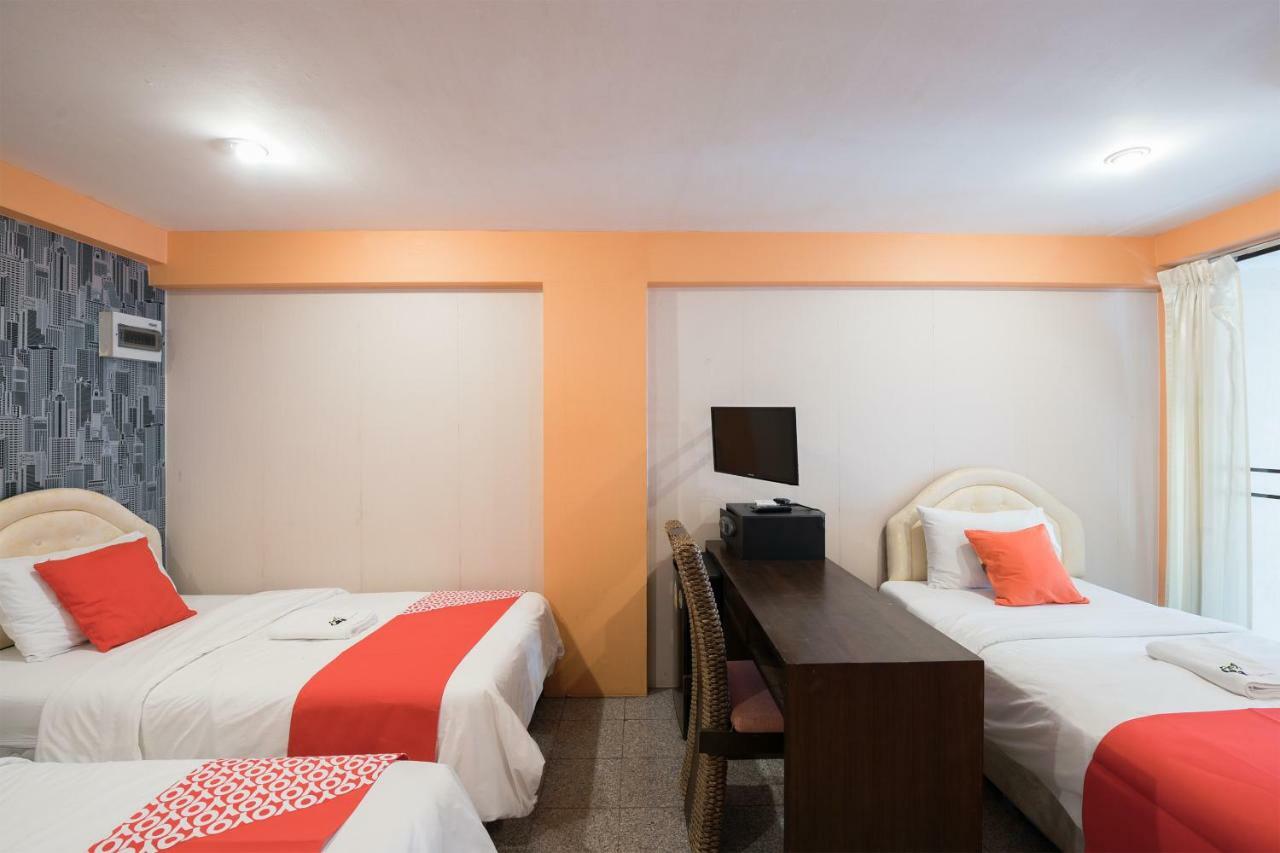 Oyo 110 Old Town Hotel Банкок Екстериор снимка