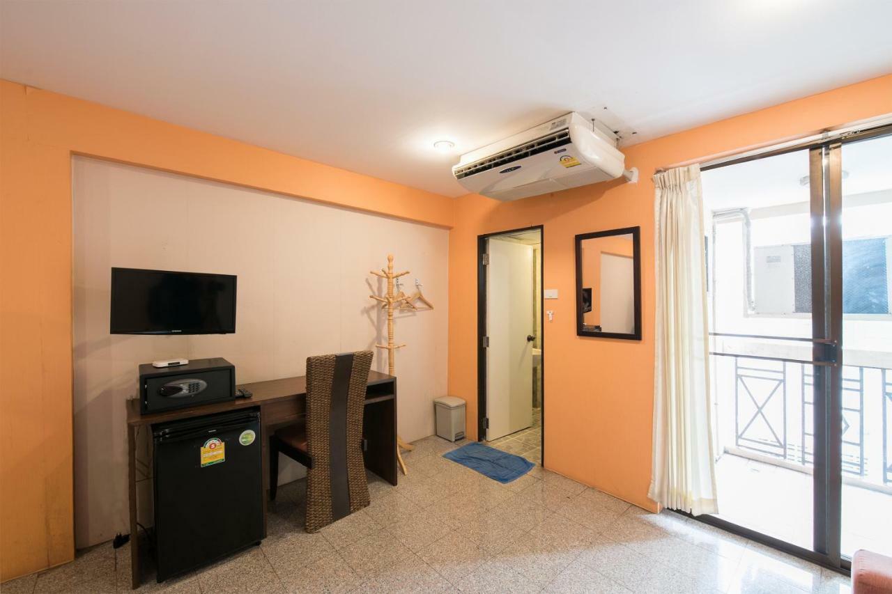 Oyo 110 Old Town Hotel Банкок Екстериор снимка
