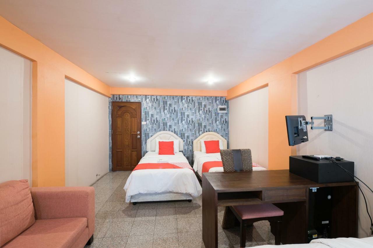 Oyo 110 Old Town Hotel Банкок Екстериор снимка