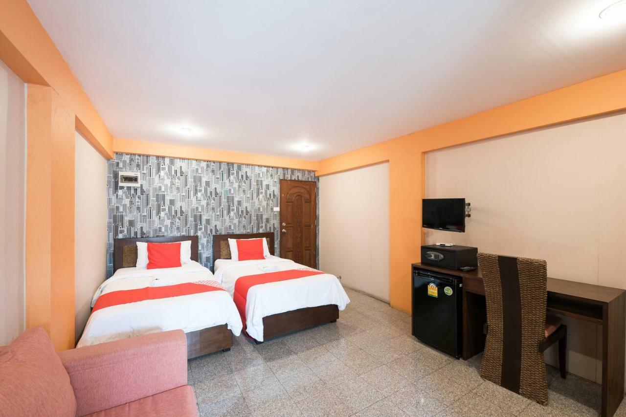 Oyo 110 Old Town Hotel Банкок Екстериор снимка
