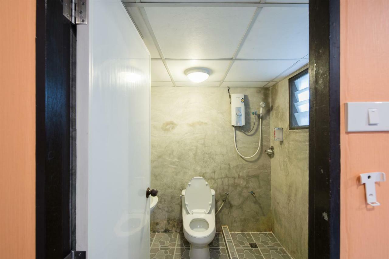 Oyo 110 Old Town Hotel Банкок Екстериор снимка